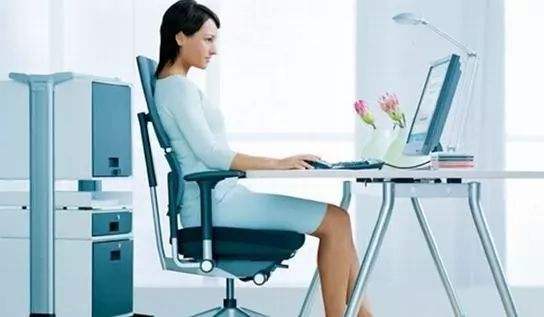 坐姿不对,腰受罪!常见的不良坐势,看看你有没有