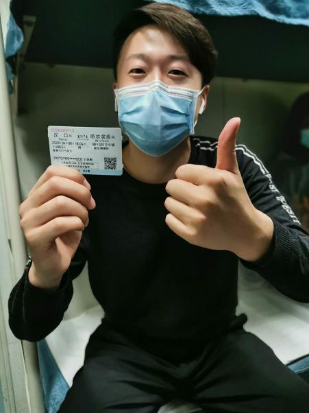 武汉“解封”后首趟返哈列车抵达哈尔滨西站