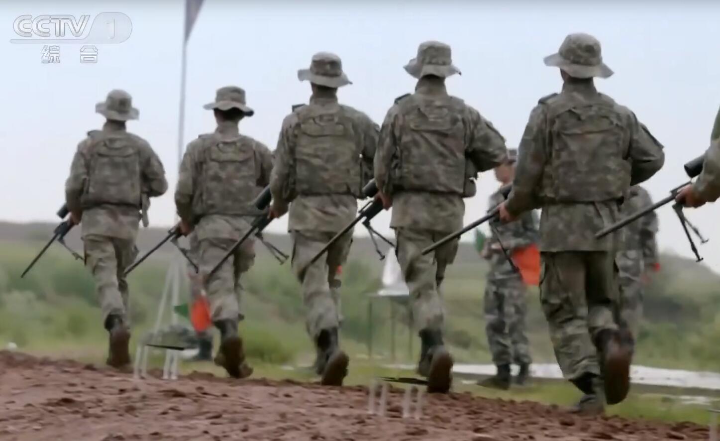 民兵换装21式迷彩和现役的一样吗,解放军新迷彩作战服图片