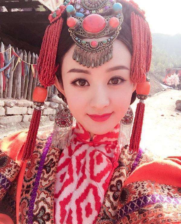 马伊琍身穿复古羽毛裙亮相,马伊琍背带连衣裙现身机场