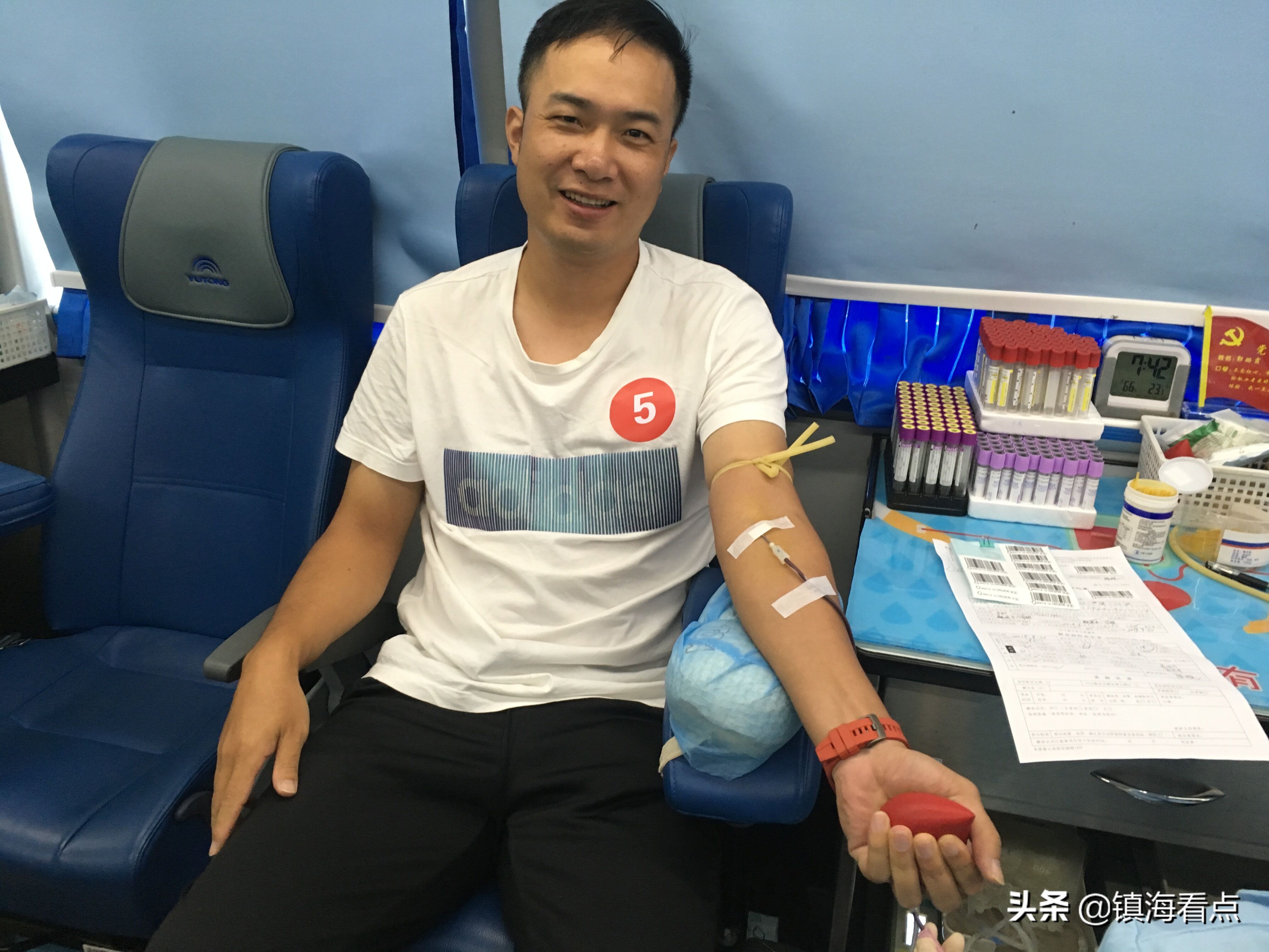 女子4年无偿献血4万毫升,一老师热心公益献血18年献血百次