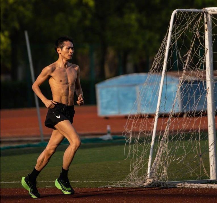 韩寒腹肌,韩寒年轻时巅峰帅照