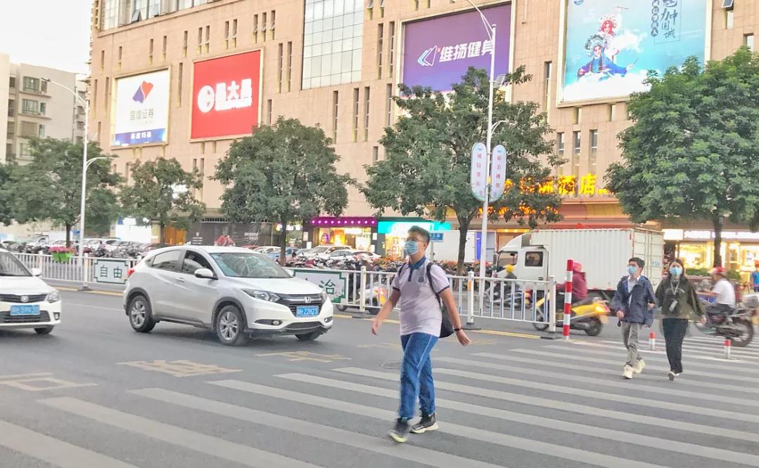 肇庆斑马线,肇庆斑马线前让行视频