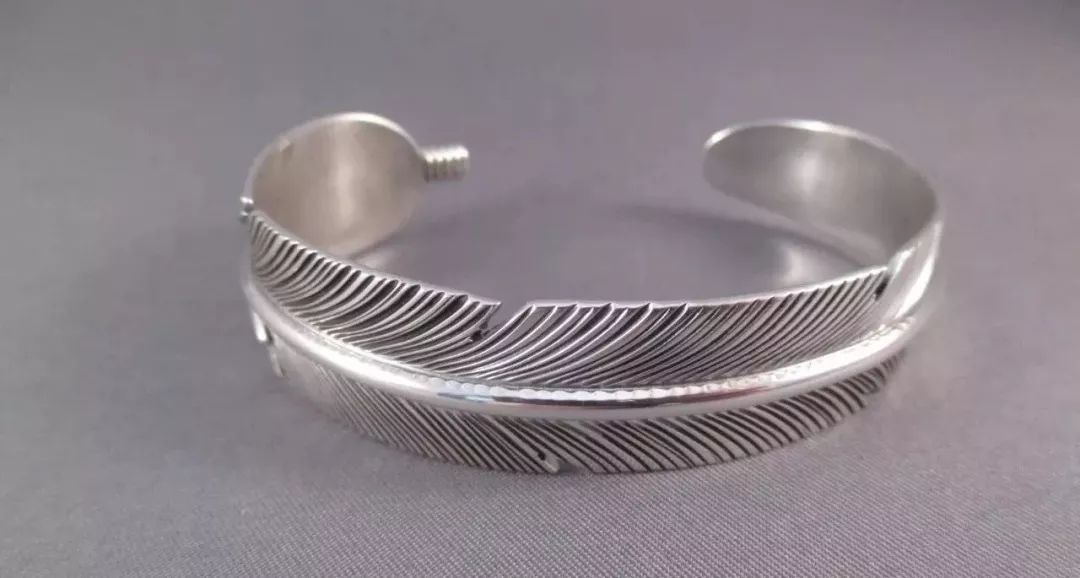 属兔的本命年戴金的还是戴银的好,2024年本命年适合戴金还是戴银