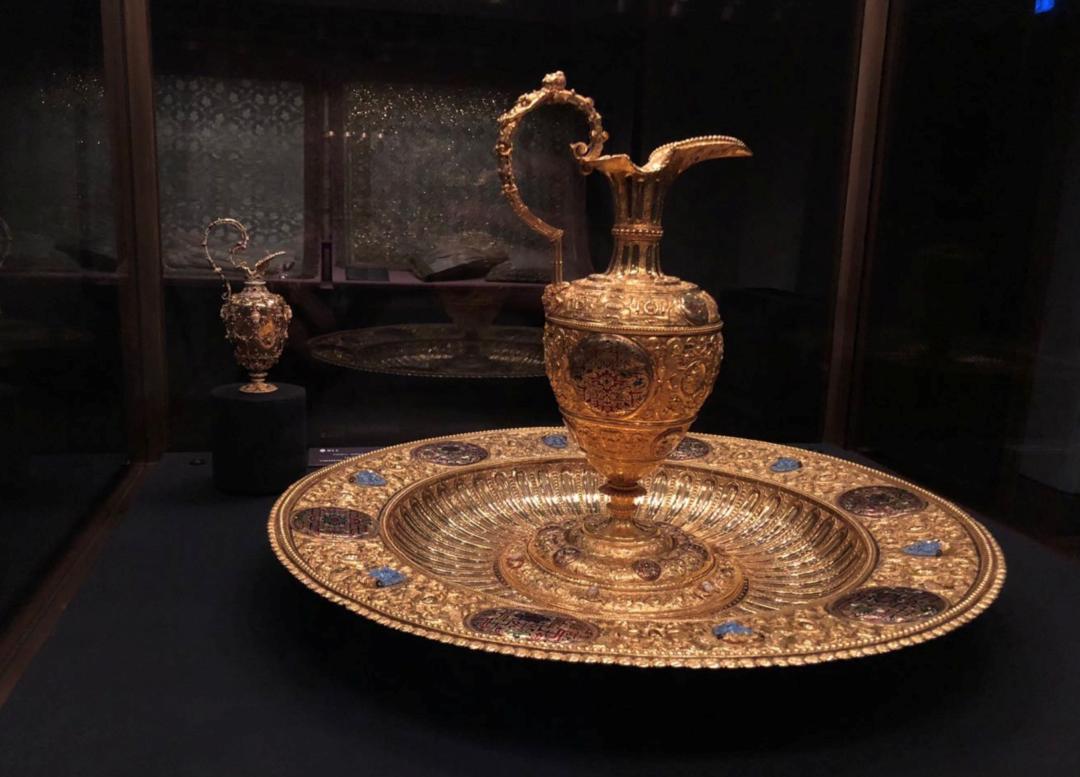 单杠上的公主和莫扎特咖啡馆的谋杀案