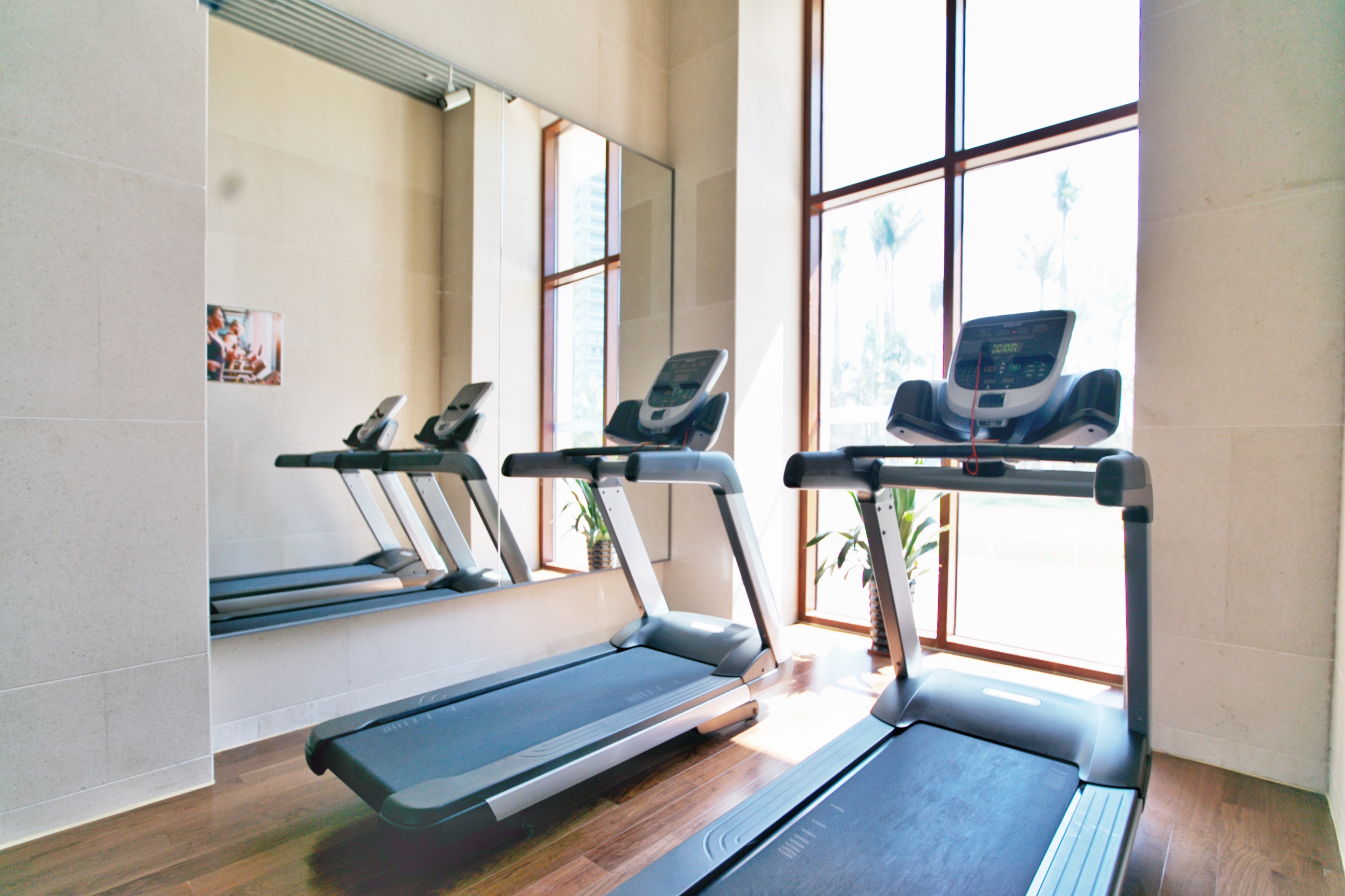 去三亚是住一个酒店好还是分开住,去三亚住酒店还是买房