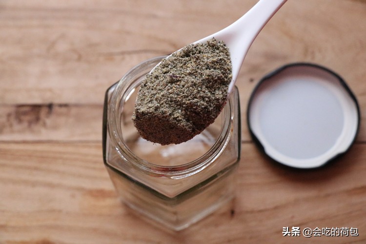 秋天要常吃黑豆，教你1个简单做法，做一次放半年，冲水喝特解馋