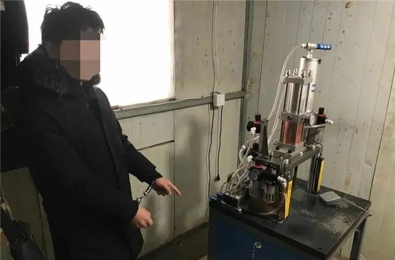 外卖小哥收到神秘东西,快递小哥接到神秘电话