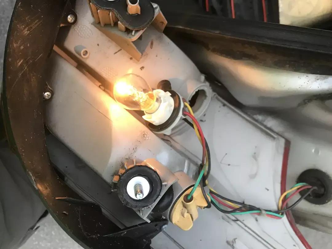 下雨电动车开大灯就不走怎么回事,电动车一开大灯就不走