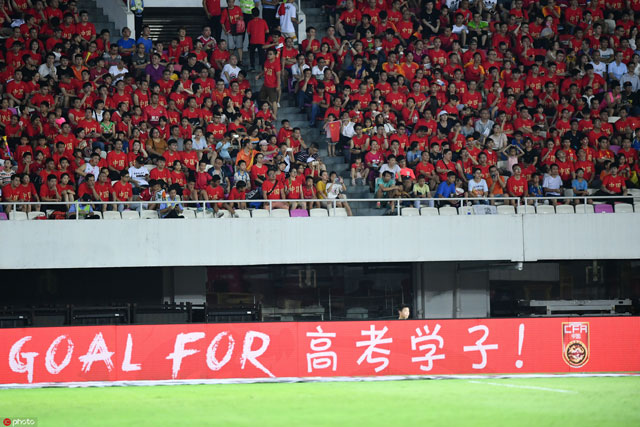 里皮球迷欢呼,里皮带领中国队球迷欢呼