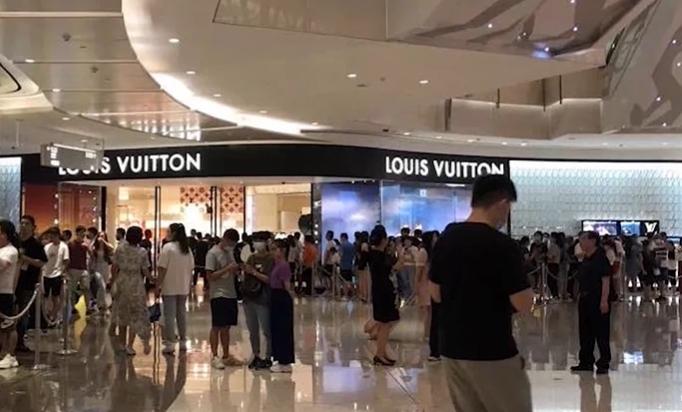 多地奢侈品店排行榜,奢侈品专柜大排长龙