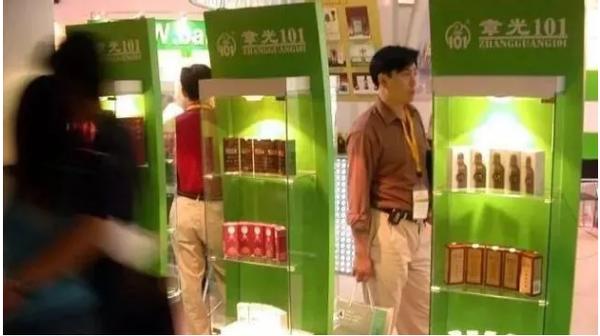 第一个买法拉利的男人，蹲过板房，但一生低调捐款6.3个亿