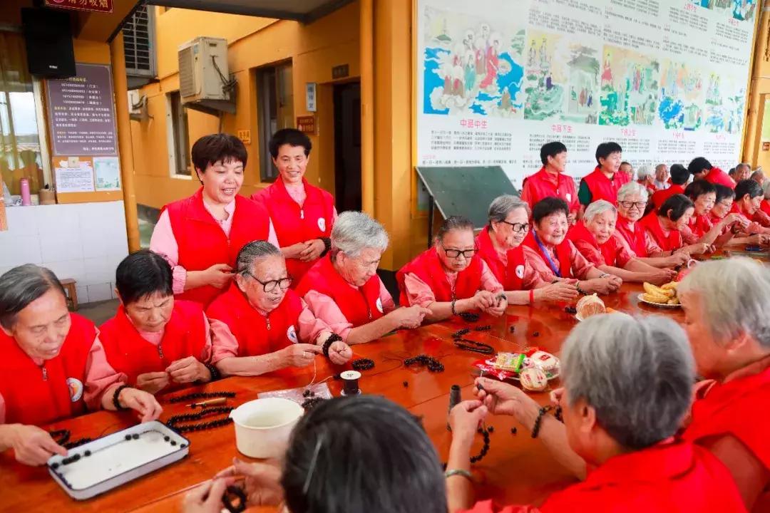 2885莲花养老：师父，入住养老院有什么条件？他说无条件，来就收