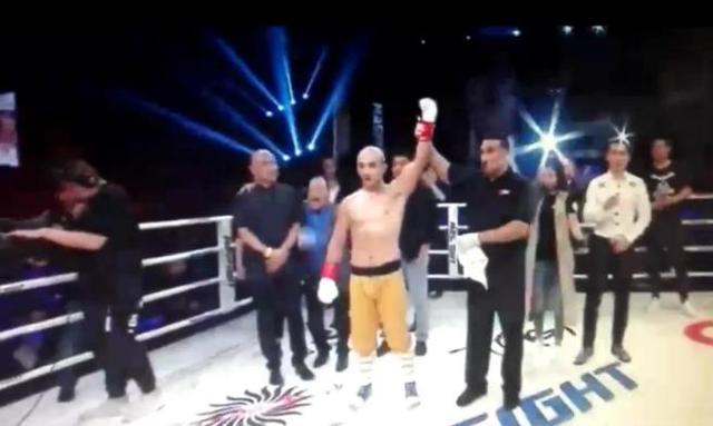 武僧一龙踢中韩国“巨人”裆部，疼痛难耐，意外KO