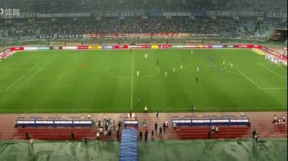 54岁中超“亿元”名帅中场呆坐“拒绝”离开:惨败后1幕令人心疼