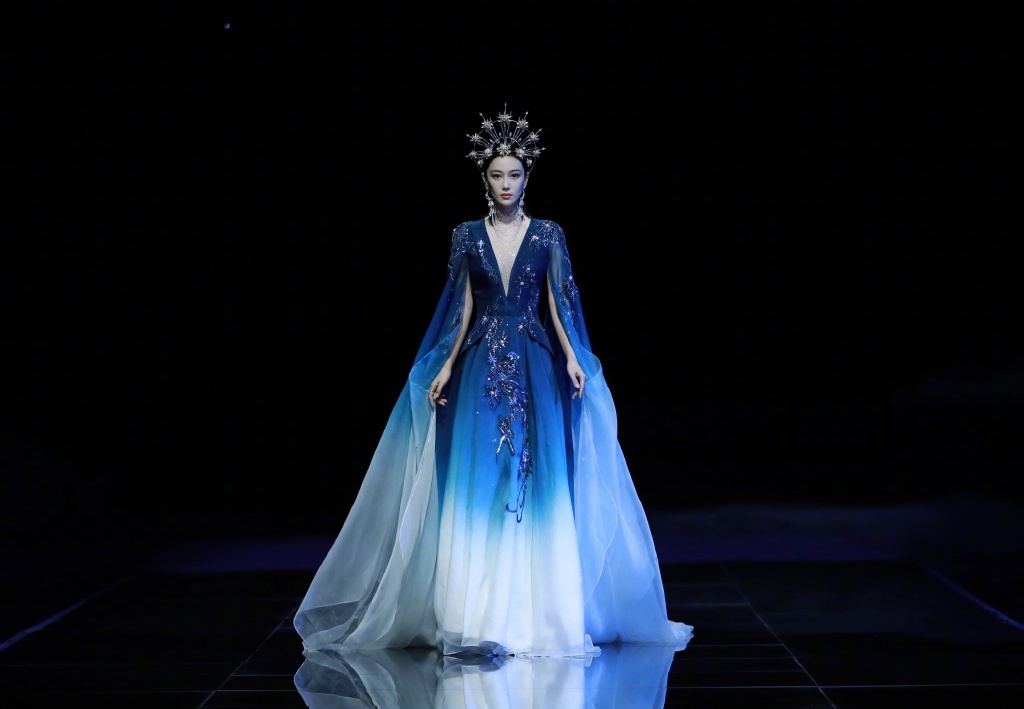 张馨予喝果汁,张馨予误喝剩水