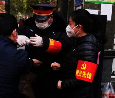 记疫情防控一线的最美志愿者 (疫路有你为爱助力致敬最美志愿者)