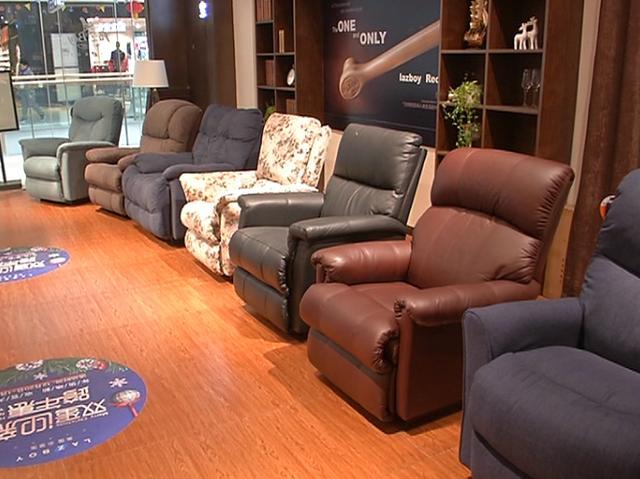 “没诚信！”女子花了14000元买“乐至宝”电动沙发到手的却是手动