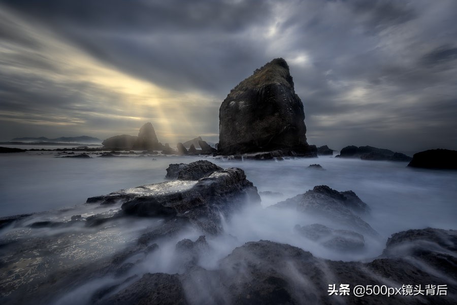 蓝火，是游客追逐和观赏对象；而硫磺矿，更是矿工赖以生存的物品