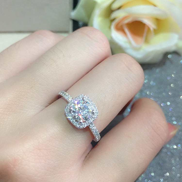 一般钻戒都用什么材质戒托,钻戒戒托选铂金好还是18k金好