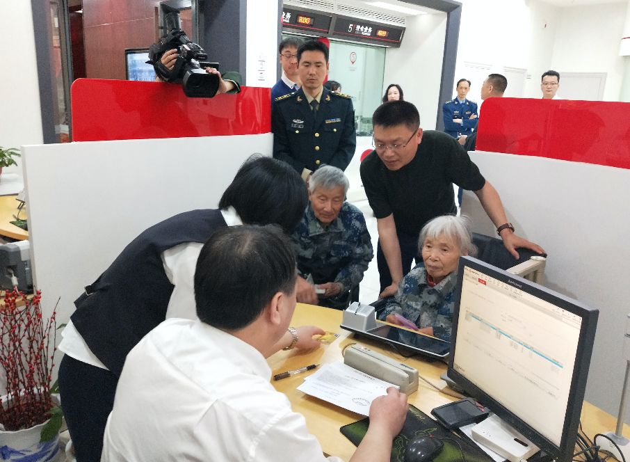 退休女军人为家乡捐钱,离休干部捐160万