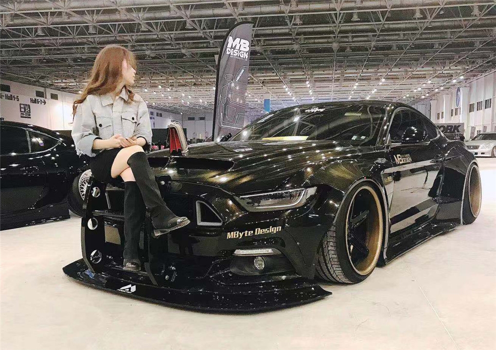 退伍军人将Mustang打造成美式警车，车头载着妹纸真是帅！