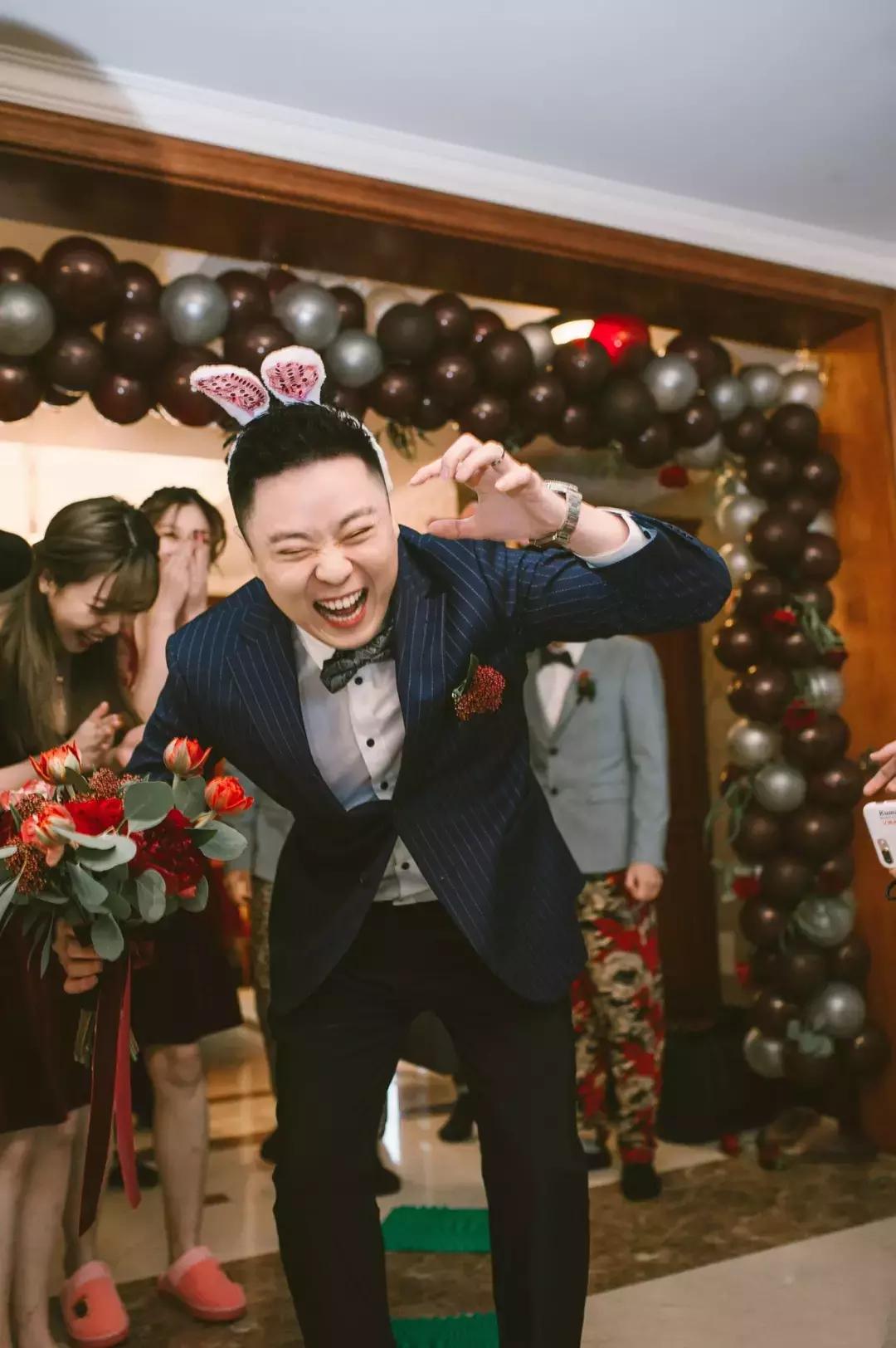 适合两个伴郎伴娘做的堵门游戏,整蛊伴郎几个游戏合适