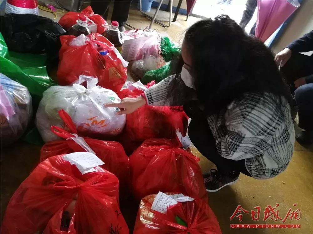 乡镇党总支送及时雨,村干部送水上门