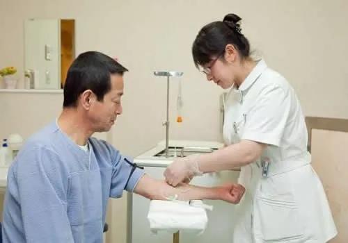 在日本旅游生病了怎么办,去英国留学生病了如何就医