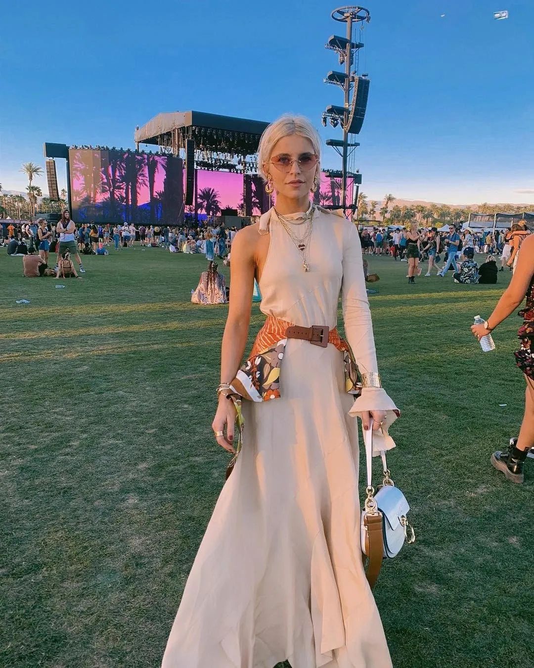 时尚多功能丝巾怎么穿好看,春夏丝巾时髦精系法