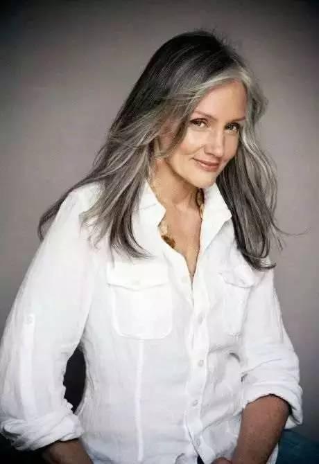 45岁健身身材犹如20岁少女,女子56岁健身如今身材惊艳