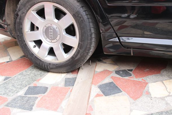 汽车轮胎异常怎么处理,汽车轮胎里有东西会怎么样