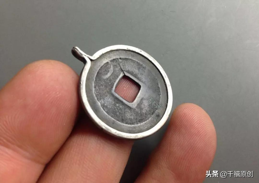 银镯里面发黑,戴银镯手腕发黑是怎么回事