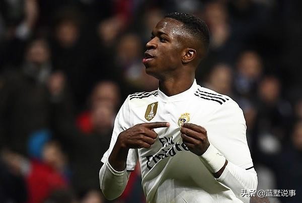 皇马小将维尼修斯女友玛利亚的魔鬼身材