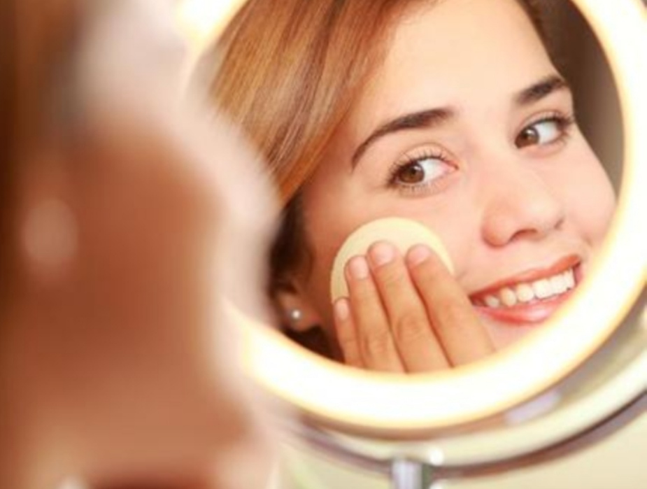 脸色发黄发暗不脱妆的粉底液,早上涂的粉底中午脸就暗沉了