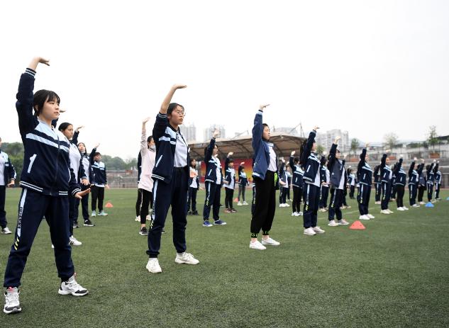 体育跑步怎么跑最快而不累100米,体育老师教正确的跑步姿势