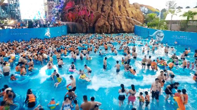 酷炫机车轰炸“洋沙湖”，哈雷电音之夜引爆“欢乐水世界”