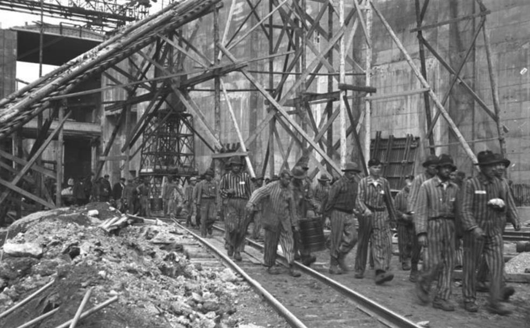 笼罩在*国亡**阴云下的巴黎市民，和他们不见天日的真实生活