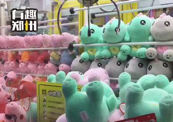 100块钱在电玩城抓娃娃,100块钱抓娃娃挑战电玩城