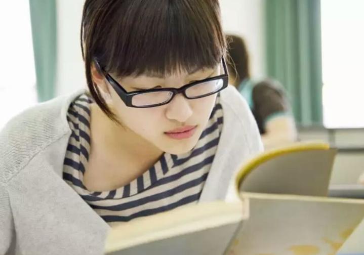 大学生没钱了就会联系父母了,大学生开学后家长的心里难受感受