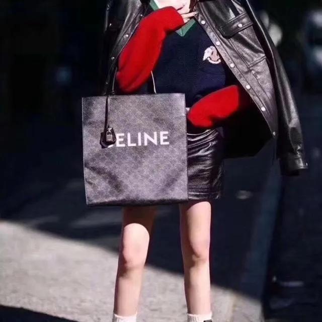 拥有lisa同款铁刘海,拥有香奈儿包包