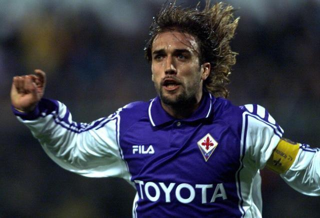 现实版的“黄金右脚”，昔日足坛战神如今却因伤病而无法正常行走