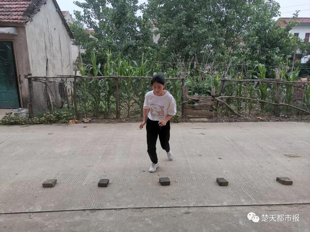 妗堟澘涓嬩笂缃戣,妗堟澘涓嬩笂缃戣鐨勫皬濂冲