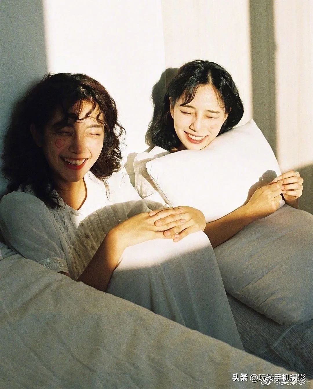 闺蜜拍照姿势创意二人,闺蜜雪地拍照姿势大全