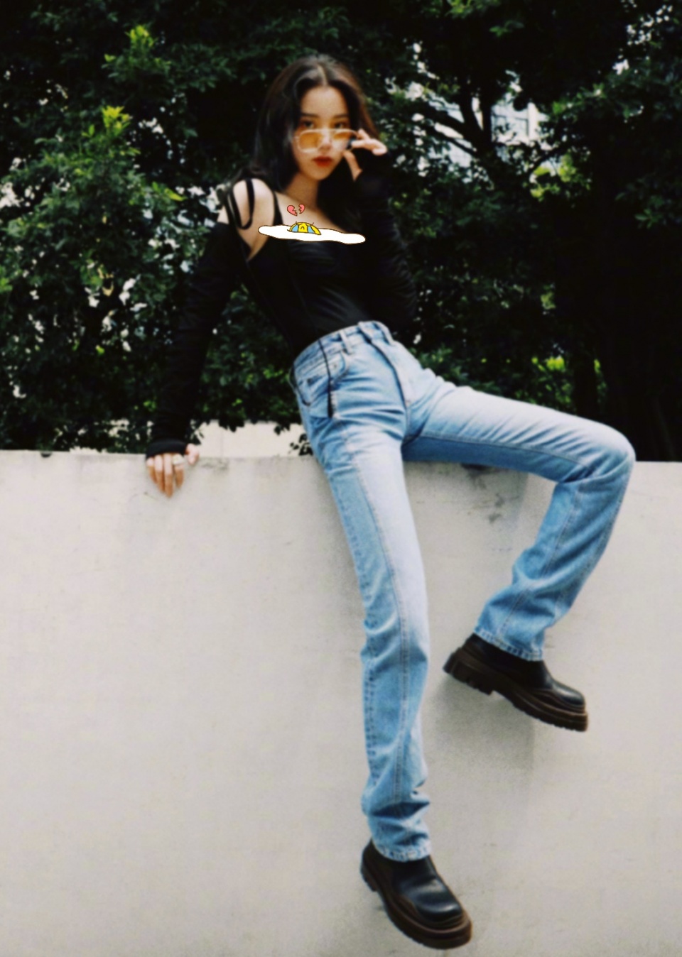 不敢信这是20岁的欧阳娜娜，为证明腿长，把牛仔裤穿成堆堆裤