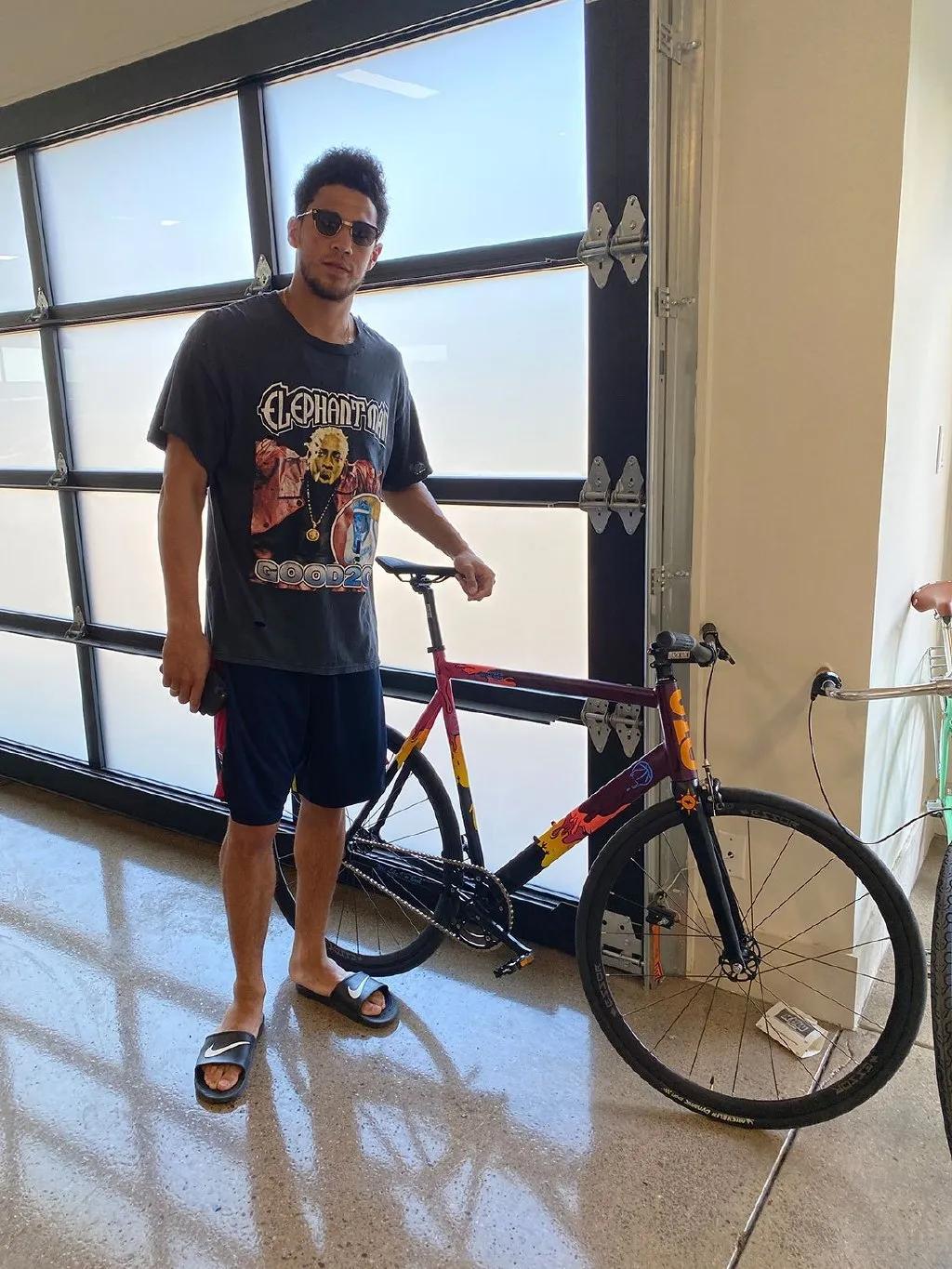 布克总决赛上脚球鞋,2021nba总决赛布克穿的球鞋