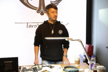 如何用小小的配饰搭配出百变风格 (小众配饰搭配方法)