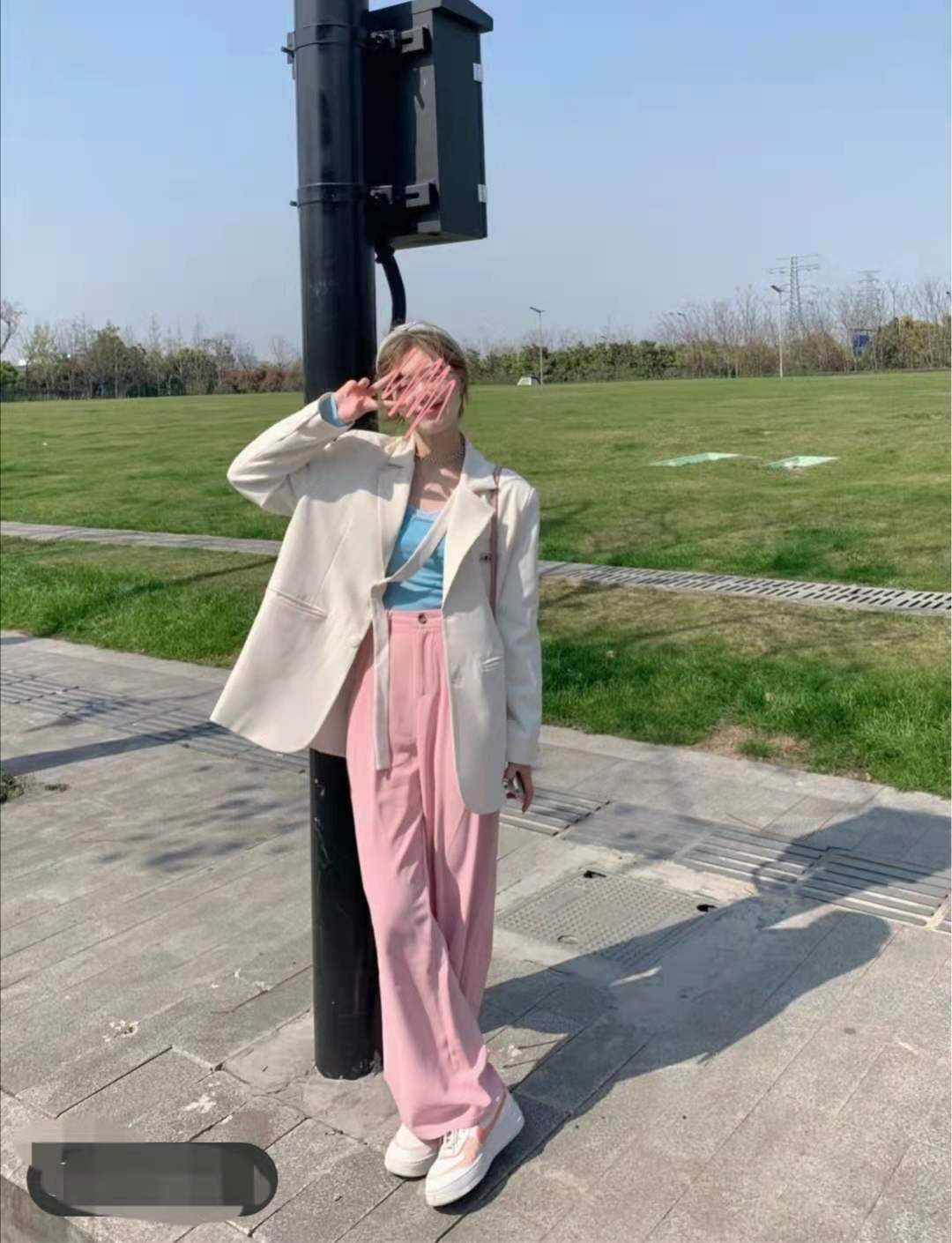 粉色烟管裤子搭配什么上衣,粉色上衣搭配什么裤子男生