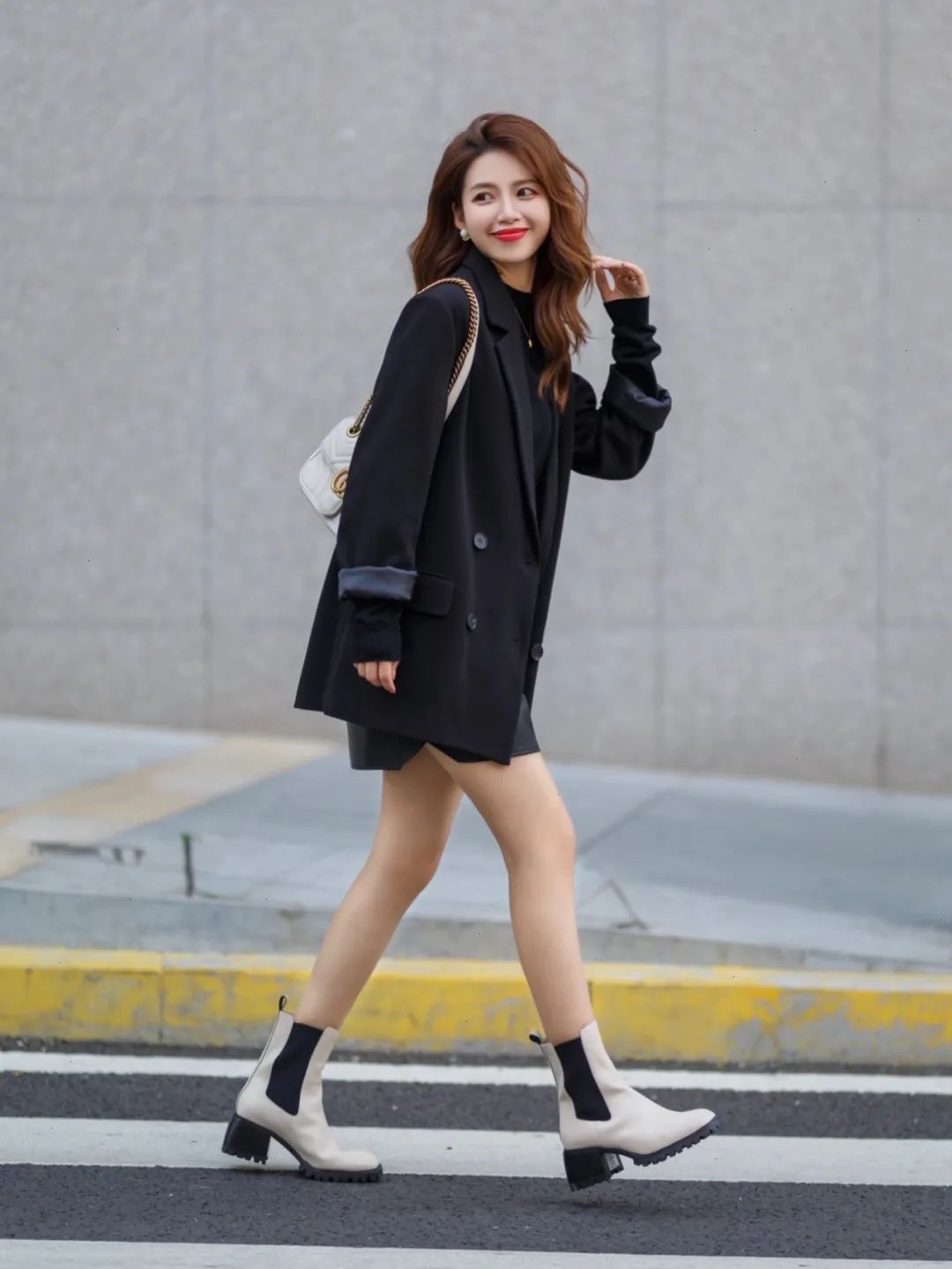 胖mm粗腿马丁靴冬季加绒羊羔绒,今年最火的中筒靴粗腿圆头马丁靴