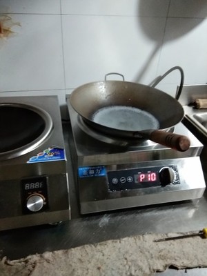 凹面电磁炉炒菜能颠锅吗,大排档炒菜凹面电磁炉